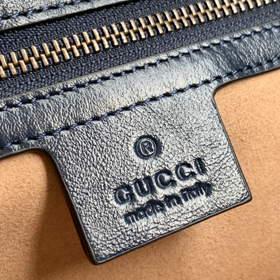 Gucci443497 has launched the new Yun GGArmant, which is made of white twill quilted leather wi