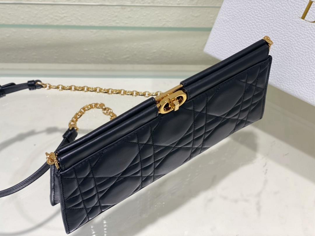 New Dior handbag This Dior Caro Colle Noire chain handbag is a new addition to the autumn