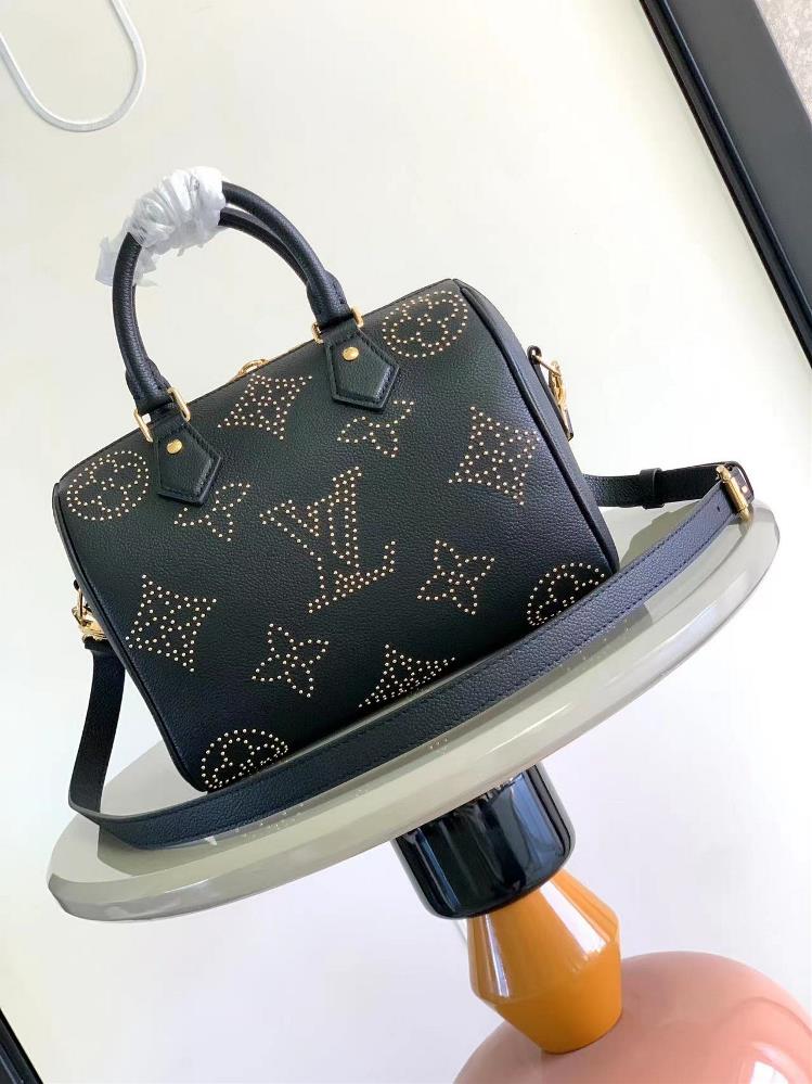 The LV Bag M58951 Bandoulire 25 handbag is the perfect blend of style and functionality