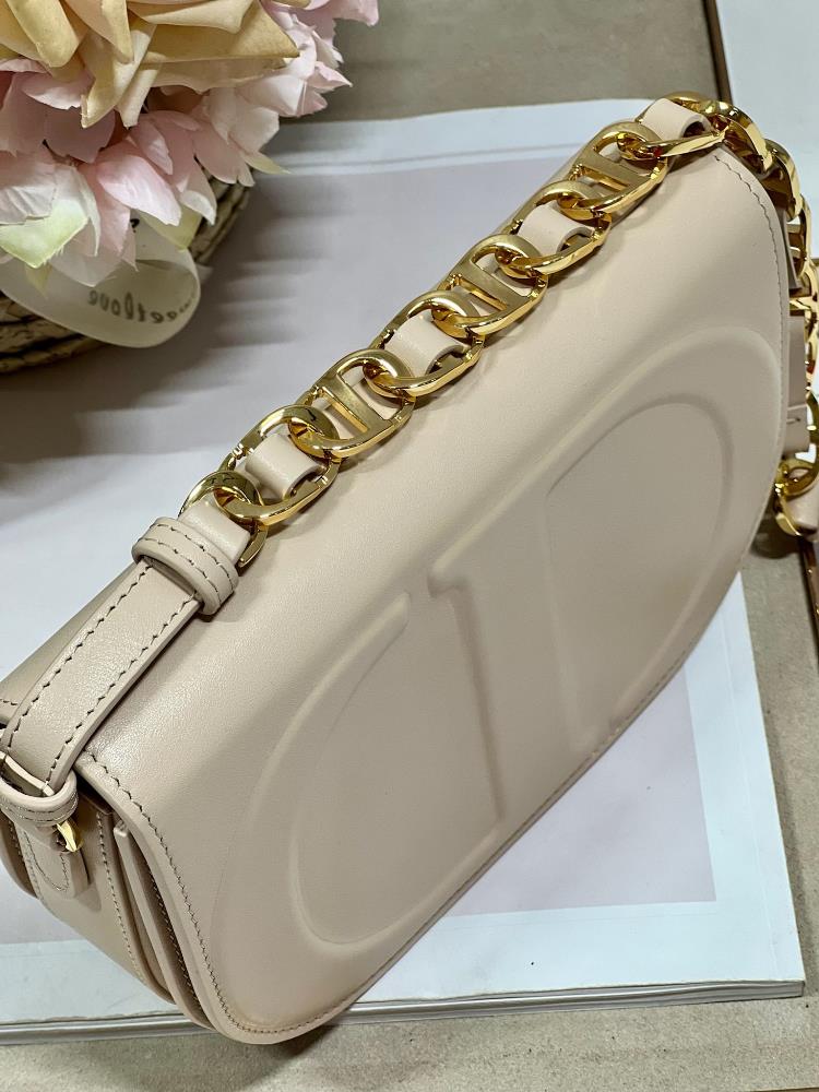 Dior CD Signature Handbag SandThis CD Signature handbag paired with shoulder straps is a