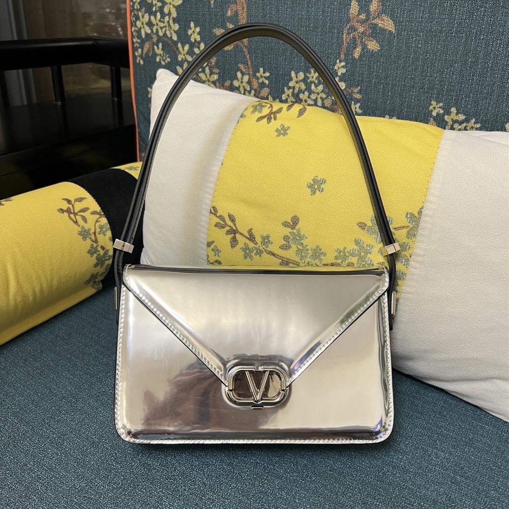 Model 1050L LargeGARAVANI LETTER large calf leather handbag with VLOGO SIGNATURE snap closure Thanks to the adjustable shoulder strap design this ha