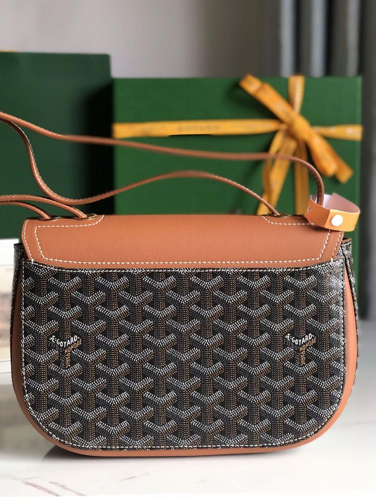 GOYARD 233 lll retains the iconic elements of the classic version such as eyecatching me