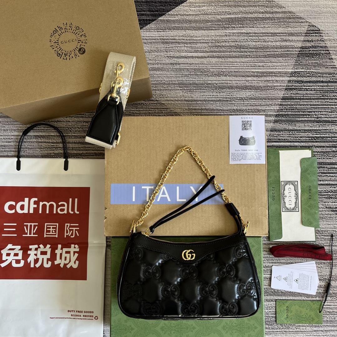 Equipped with a complete set of counter green packaging the new GG Mateless leather handbag interpre