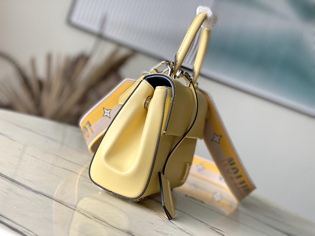 M22616 58931 Chicken YellowThis Cluny mini handbag conveys a fresh summer style with the u