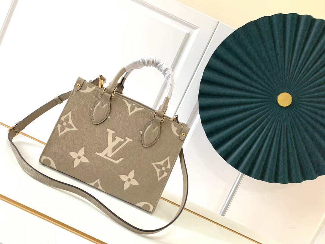 M45655 M45653The Ontogo Small Tote Bag draws inspiration from the classic Sac Plat handbag fro