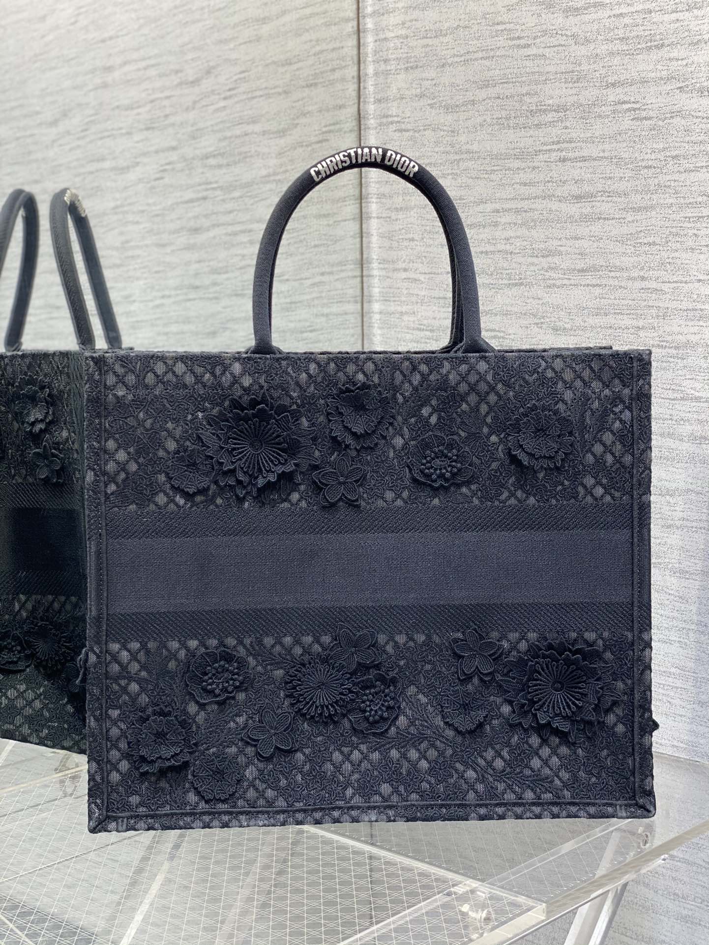 The latest pair of floral lace series has been shipped in a cool and refreshing mannerTotes la