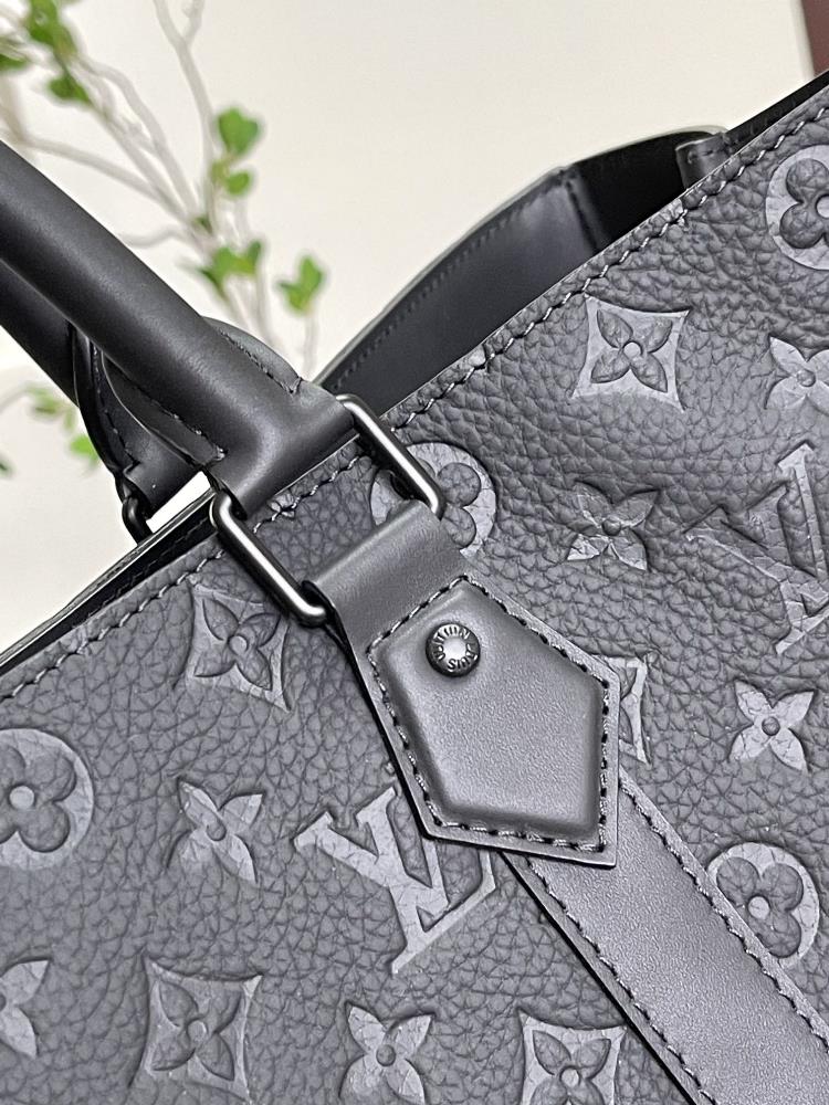 The M21865 Sac Plat 24H handbag is made of Monogram embossed Taurillon leather adding a c