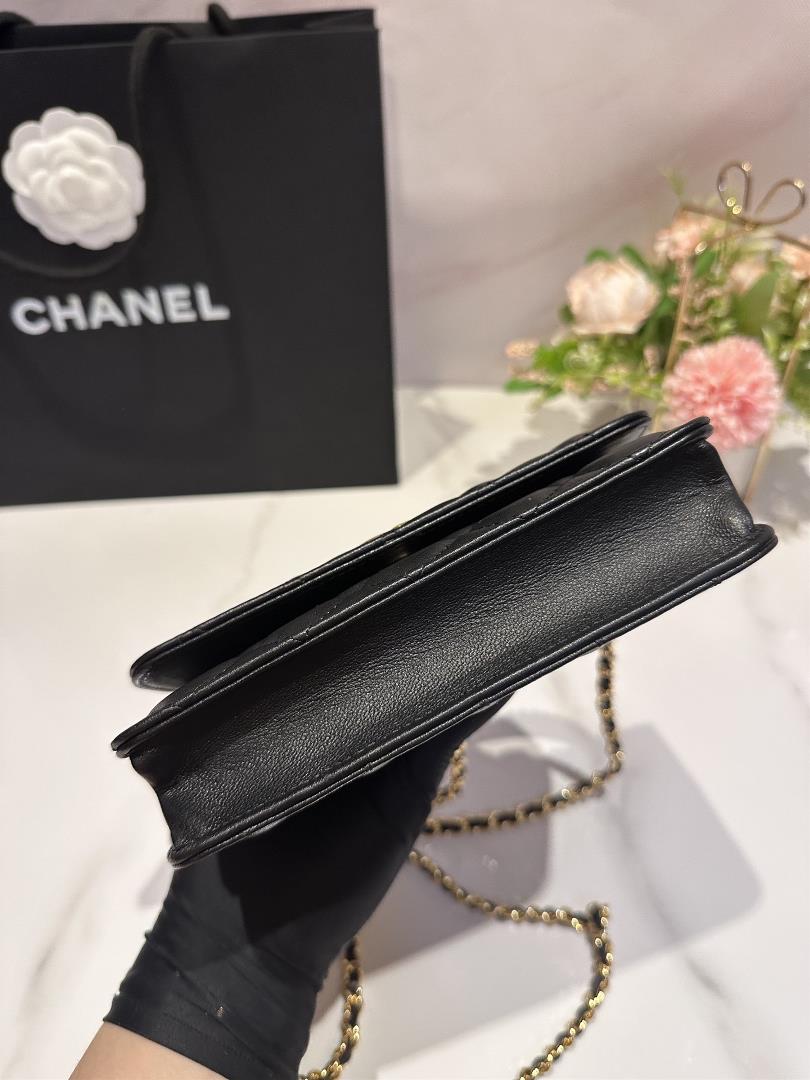 The Chanel 23A Wooden Bead Handle Mobile Phone Bag Handicraft Workshop series features exq