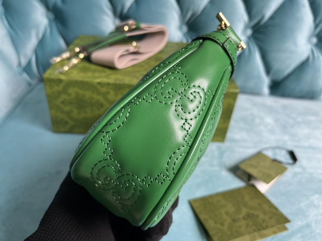 Equipped with a complete set of counter green packaging the new GG Mateless leather handbag in