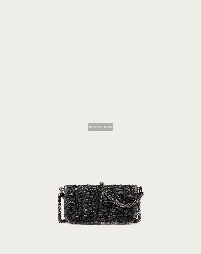 Crystal styleThe Valentino Garavani Mini Loc handbag is adorned with crystals and Vlogo Signat