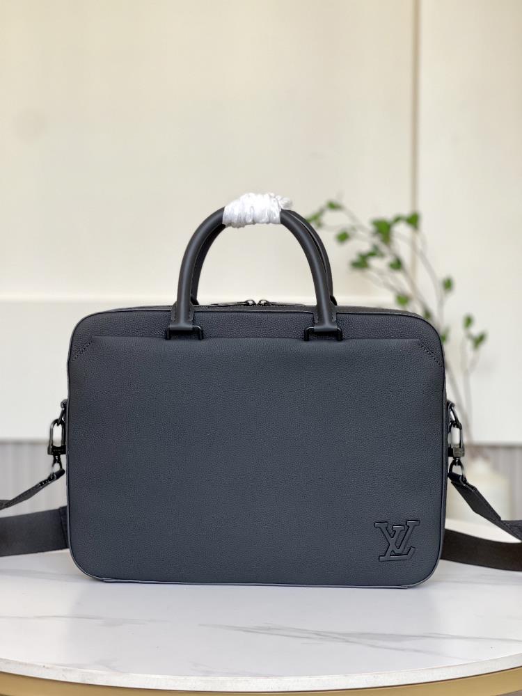 M23778 blackThis Pilot leather briefcase combines modern design and practical functionality The inner bag and compartment are matched with magnetic b