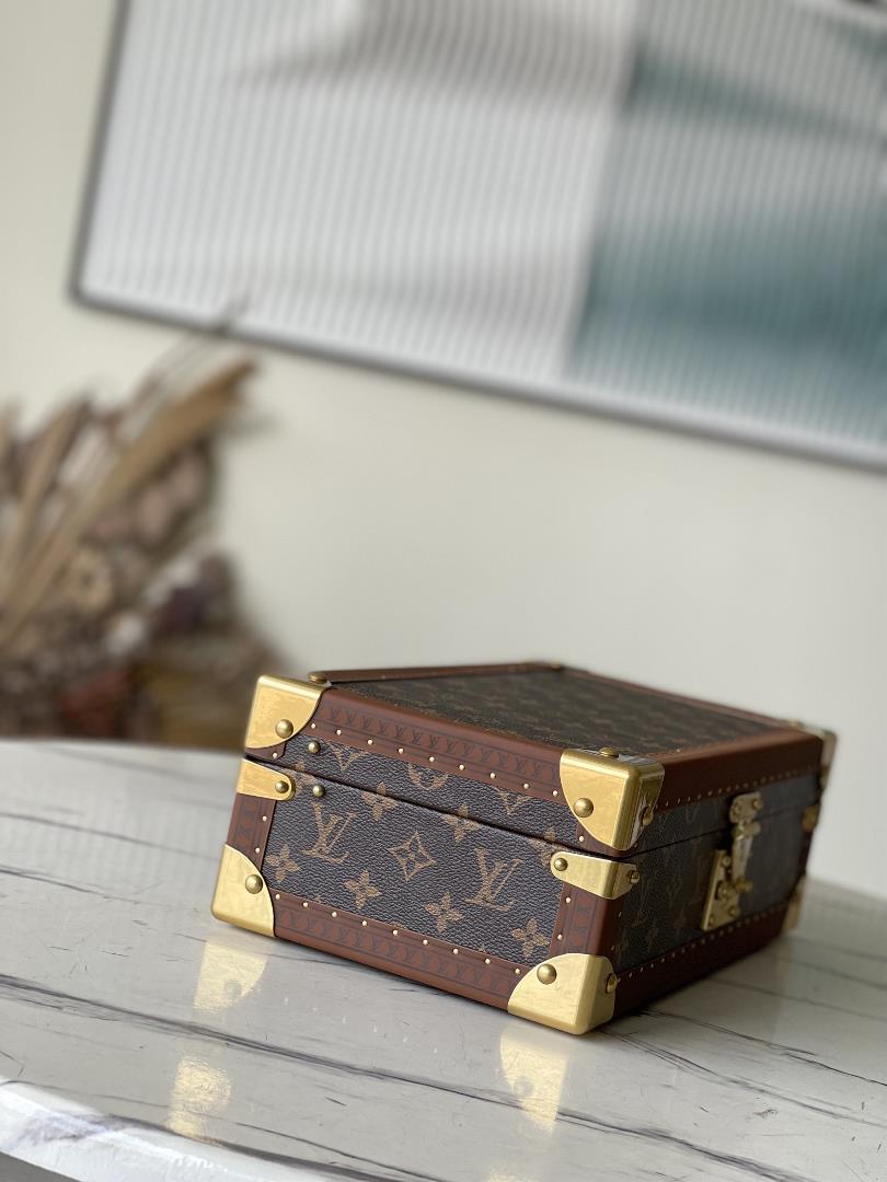 The M20016 Old Flower Yellow Li 8piece watch case is made of classic Damier Garphite canvas It