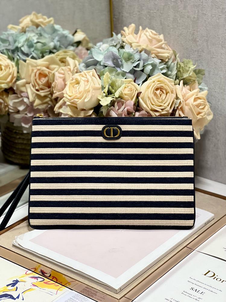 Dior New Handbag StripeThis handbag is stylish and minimalist Crafted with natural and deep blue fabrics embellished with deep blue cowhide leather