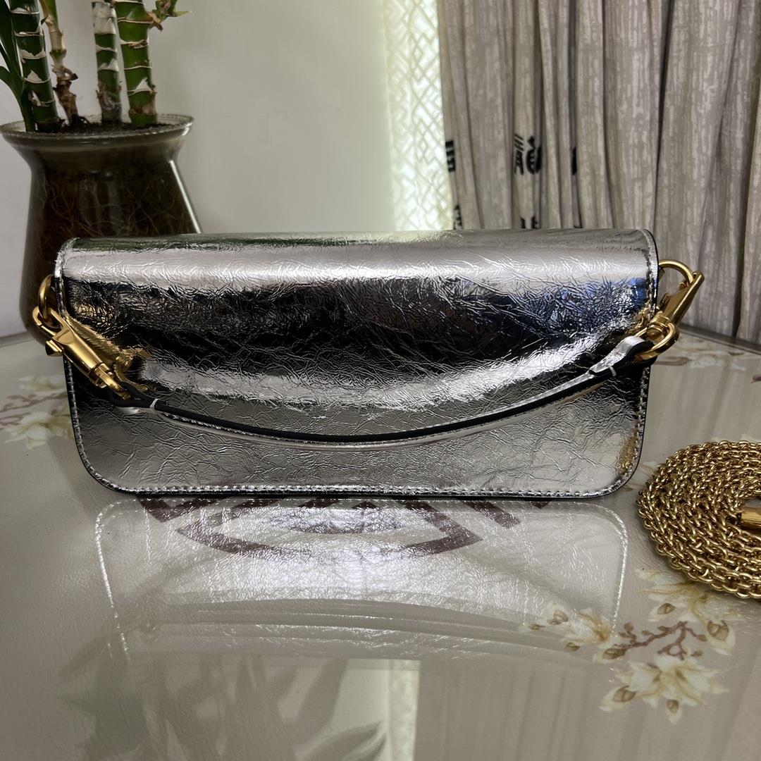 Large new Loc calf leather handbag decorated with metal VLogo SignatureEquipped with detachabl