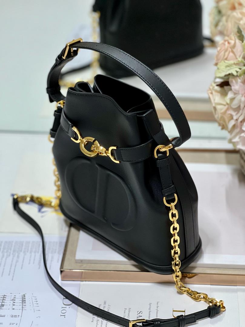 CEST DIOR Large Handbag BlackThis Cest Dior handbag is a new autumn 2023 item elegant and clas