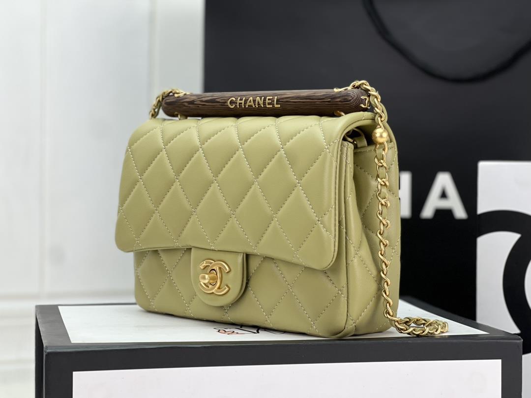 The Chanel23A Advanced Handicraft Shop series features a new wooden handle flap bag inspir