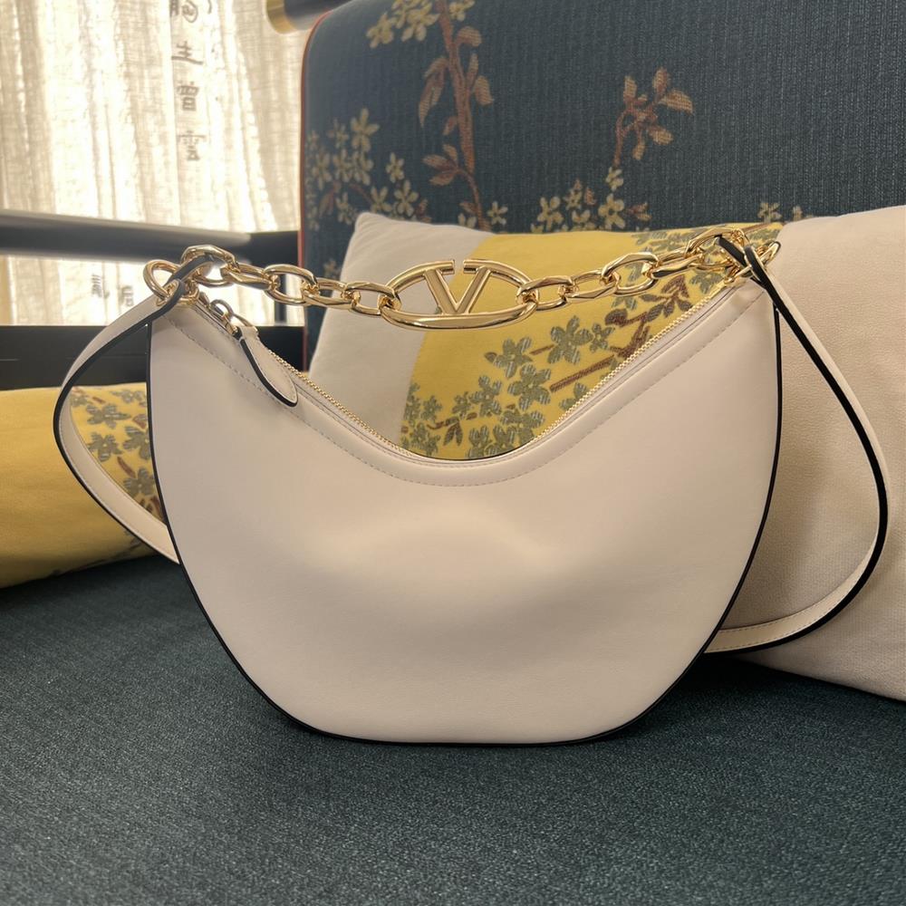 Small model 2080B plain weaveGARAVANI VLOGO MOON small chain leather HOBO handbag Thanks to a chain and detachable leather shoulder straps this hand