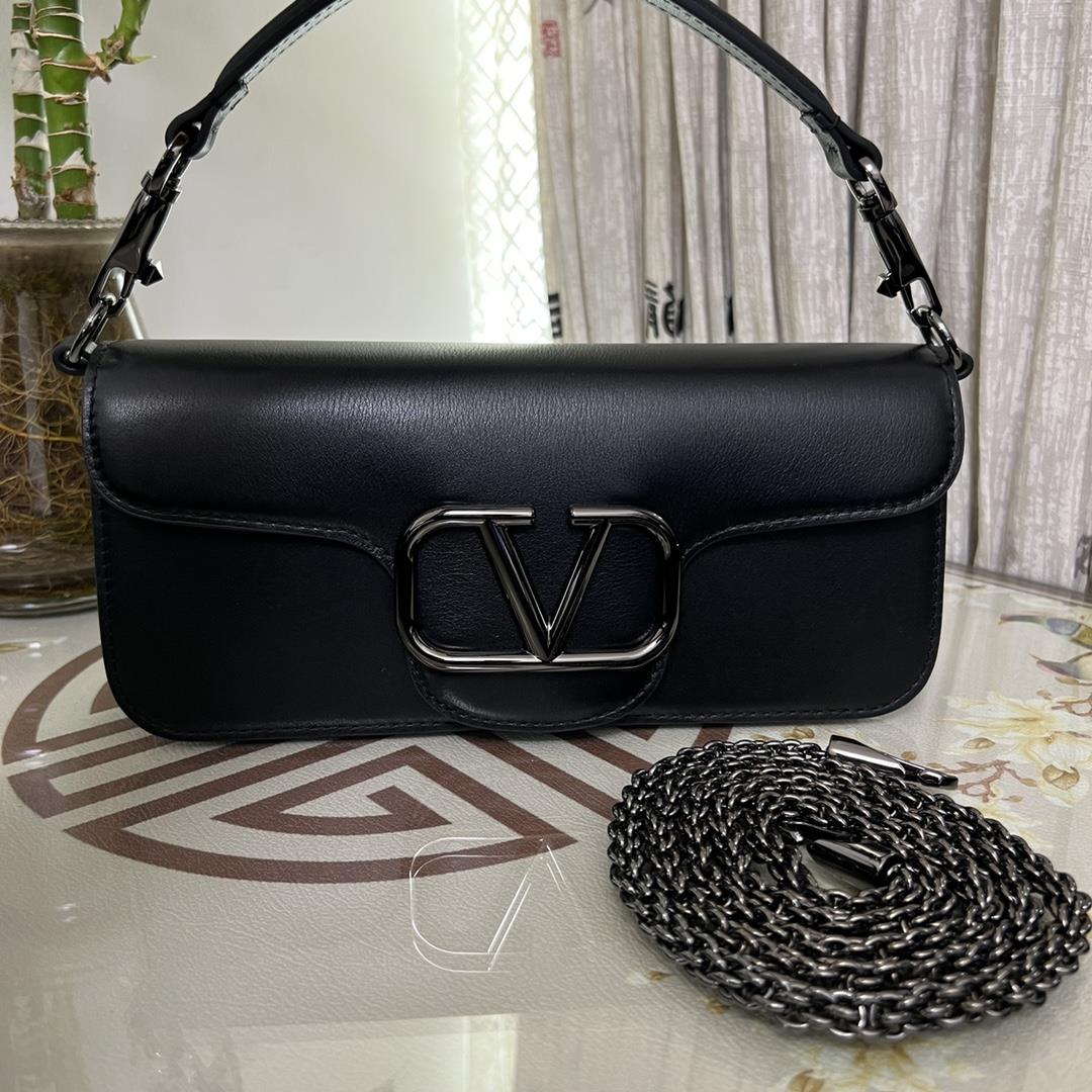 Large new Loc calf leather handbag decorated with metal VLogo SignatureEquipped with detachable hand