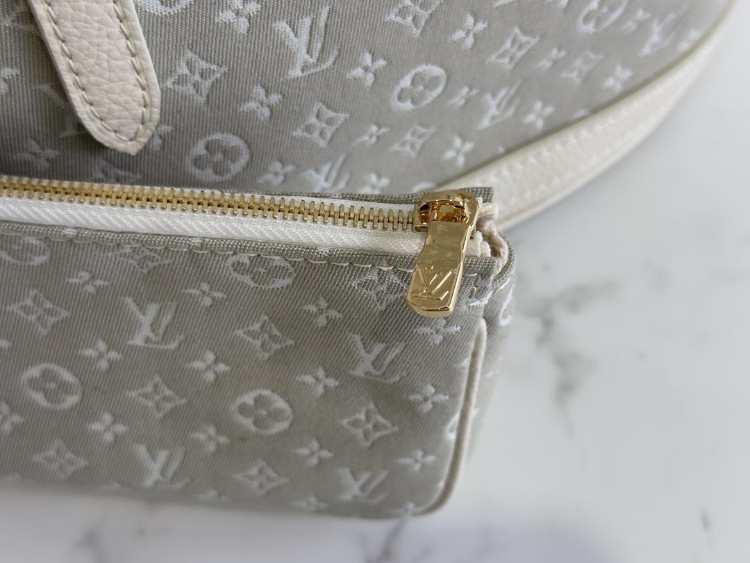 M42238 whiteThe denim bucket bag series is made of soft MONOGRAM fabric and imported hardware 