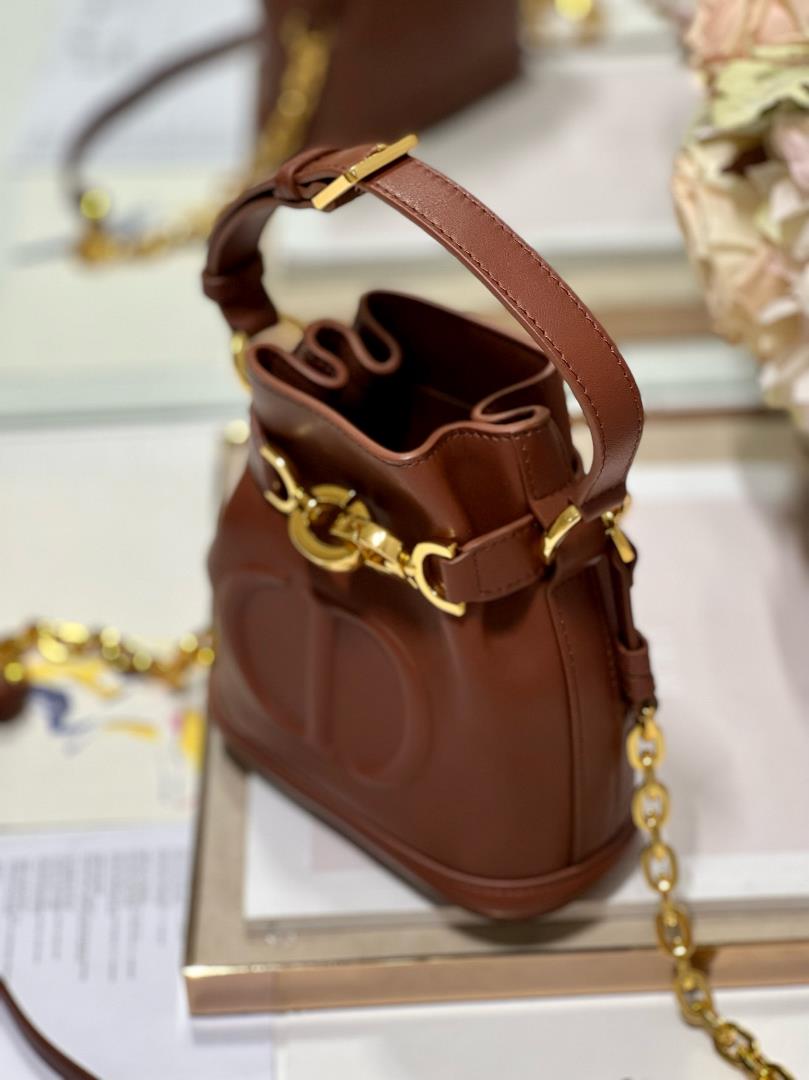 CEST DIOR Small Handbag BrownThis Cest Dior handbag is a new autumn 2023 item elegant and clas