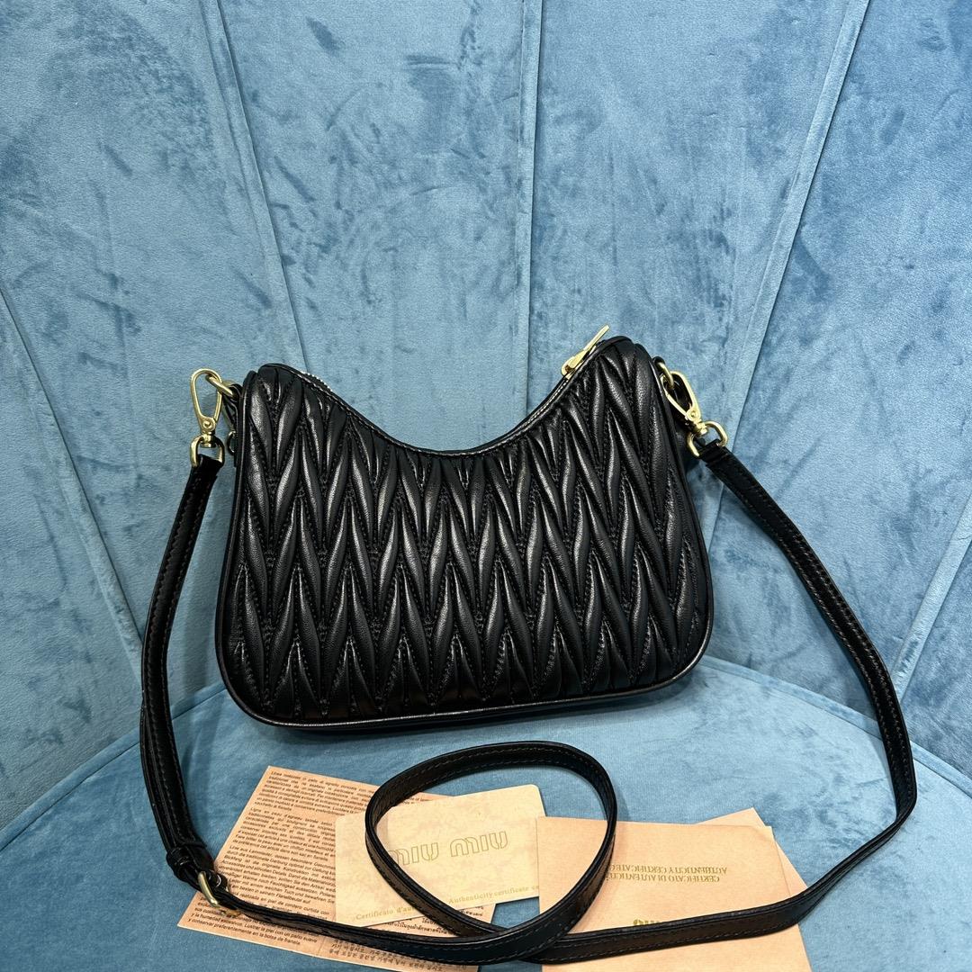 New Miumiu Pleated Chain Bag This brand new soft sheepskin shoulder bag features exquisite