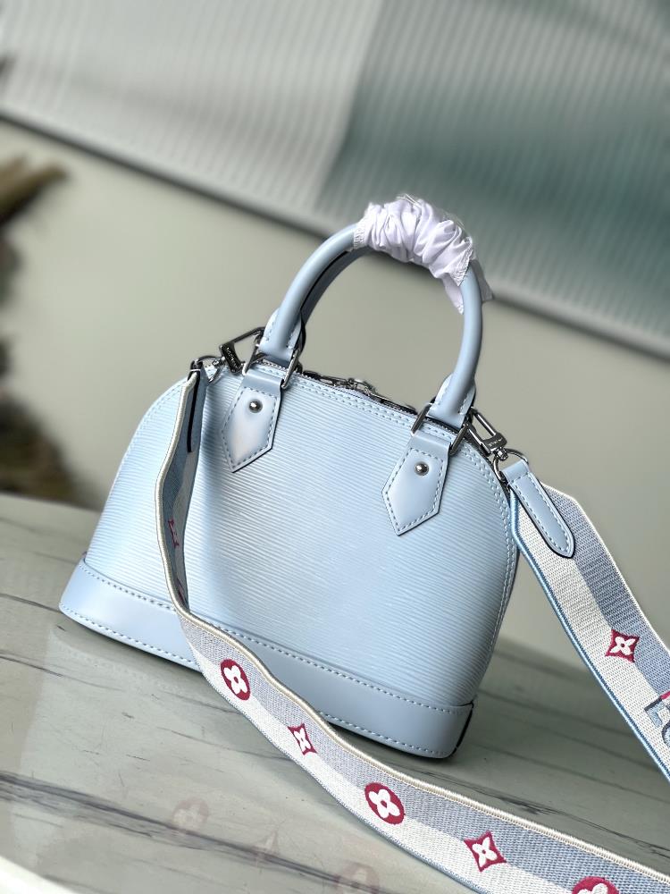 M22357 Sky BlueThis Alma BB handbag features the iconic texture of Epi leather accentuate