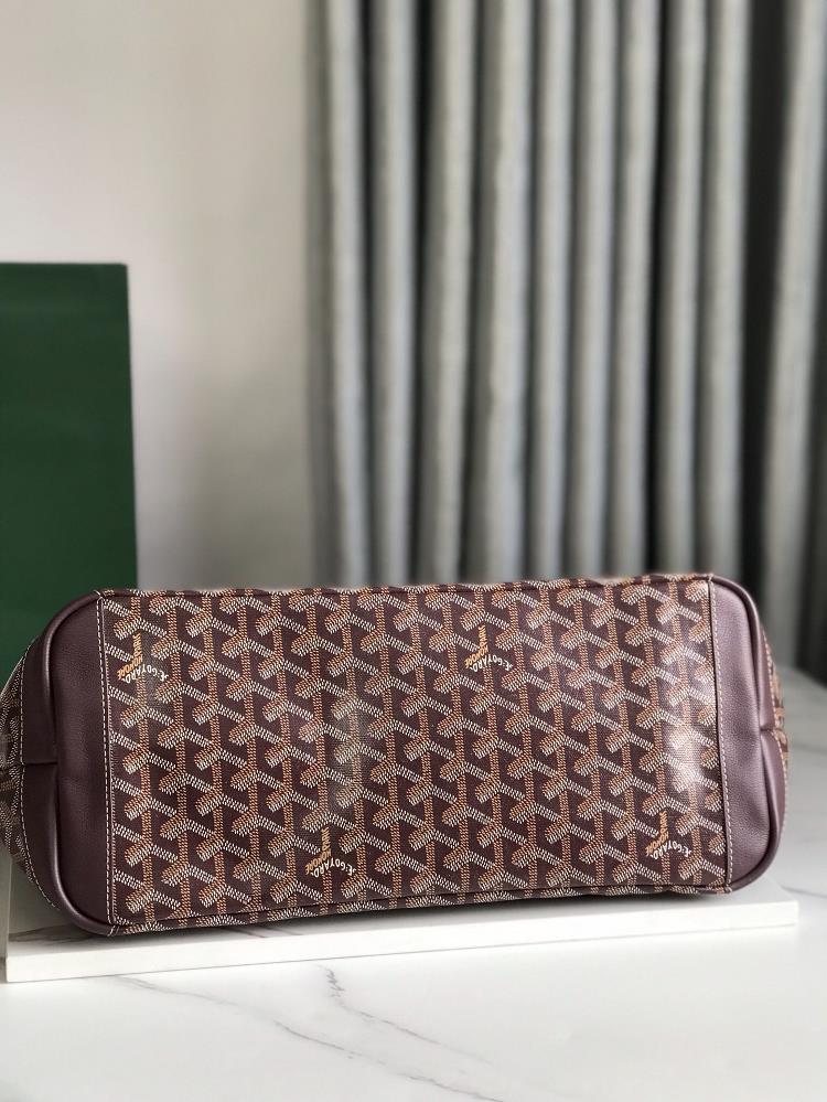 Furthermore the use of toplayer leather in the creation of Goyard bags adds another laye