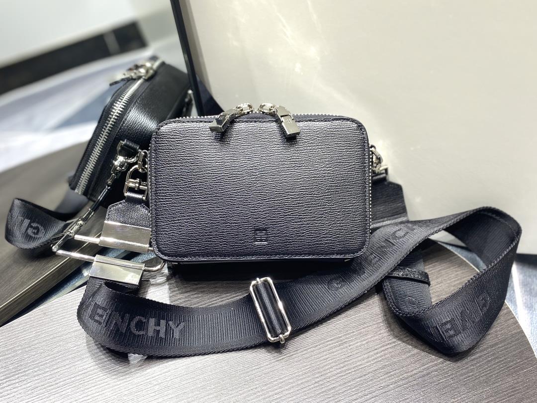 The 650GIVENCH Antigona U camera bag is made of goat skin with a size of 185x12x55cm a zipper closur