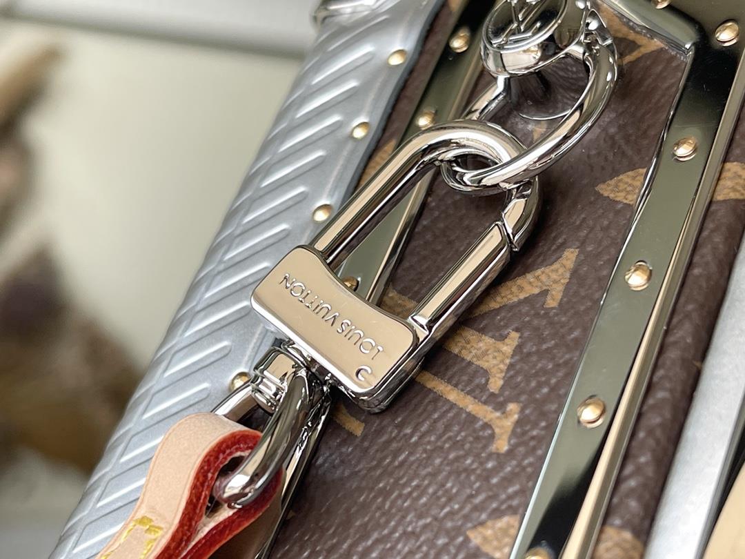 LV PETITE VALISE small hard box M10090In Cruise2023 Nicolas Ghesquire once again interpreted t