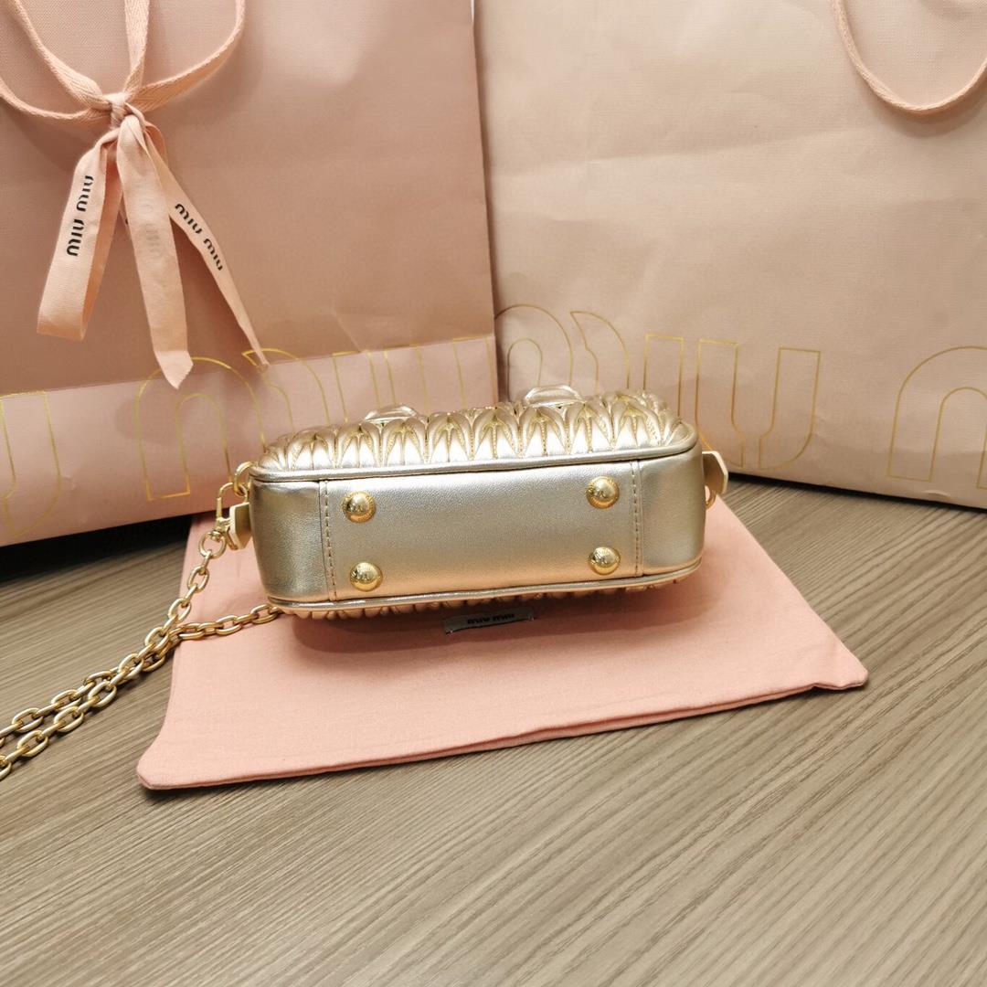 Small size The M familys new product Too Pretty Bowling Handbag features imported lamb skin cl