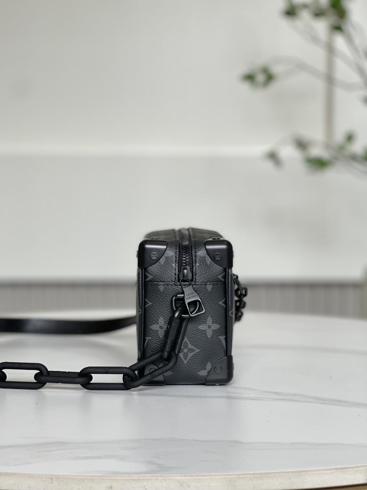 M44735 Virgil Abloh presents the Mini SOFT TRUNK chain pack for the 2019 SpringSummer run