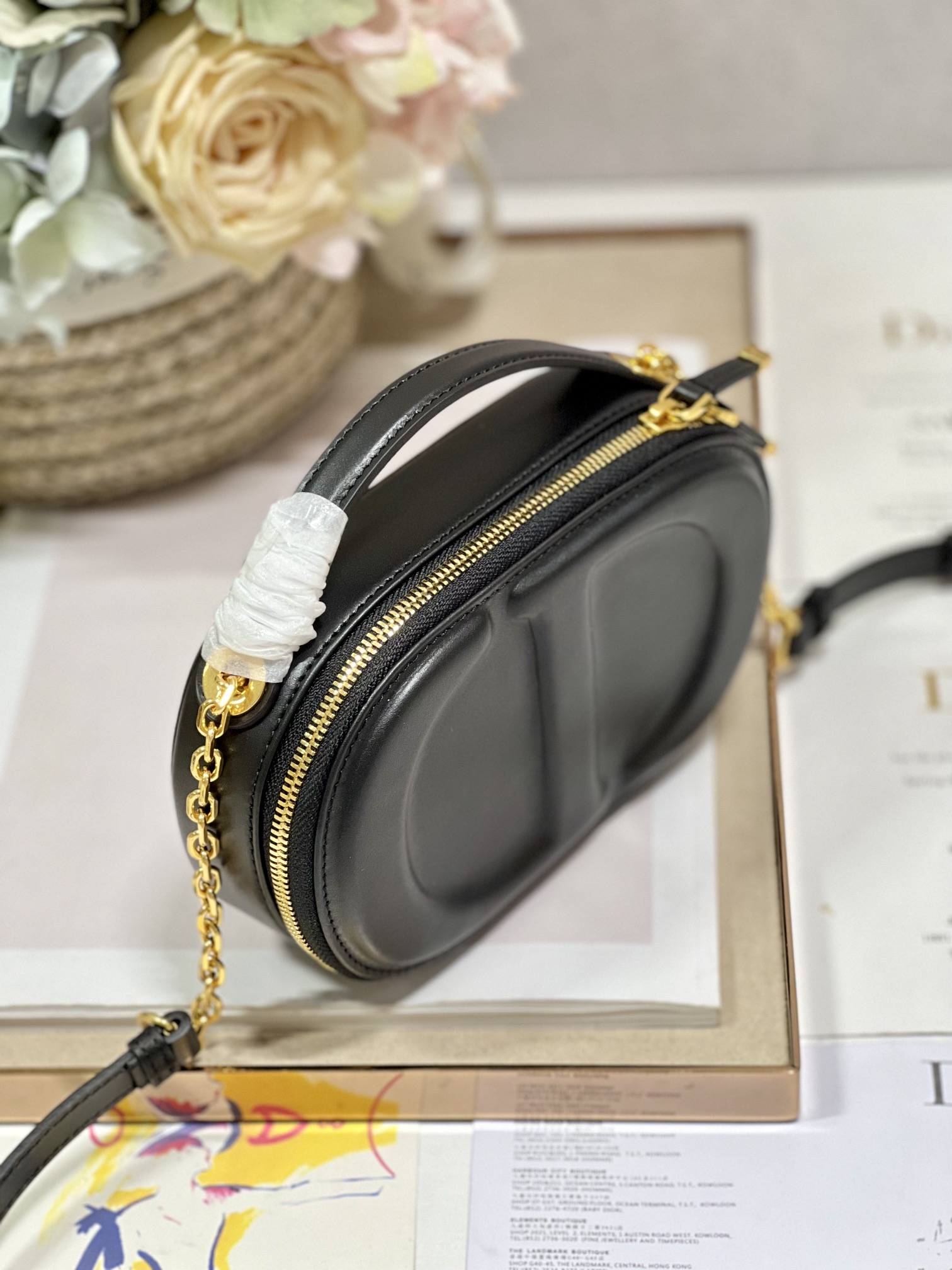 CD Signature Oval Camera Bag BlackThis CD Signature Oval Camera Bag is a new addition to the a