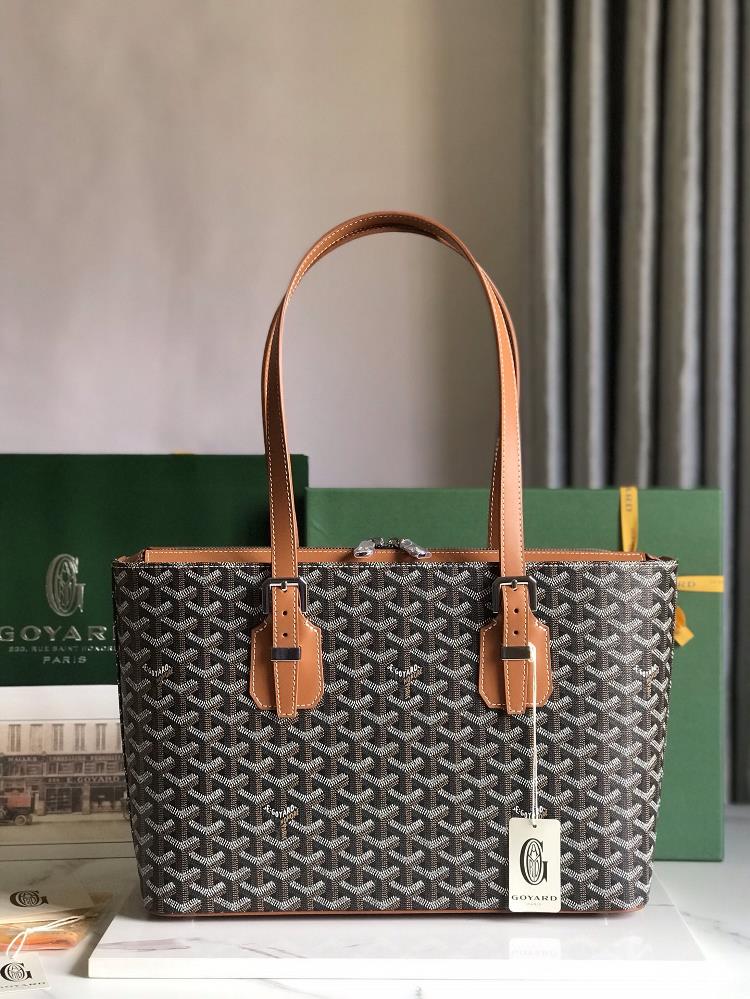 The new Goyard vintage bag exudes a sense of urban fashion with its upright design which is intellectually elegant simple and neutral exuding a co