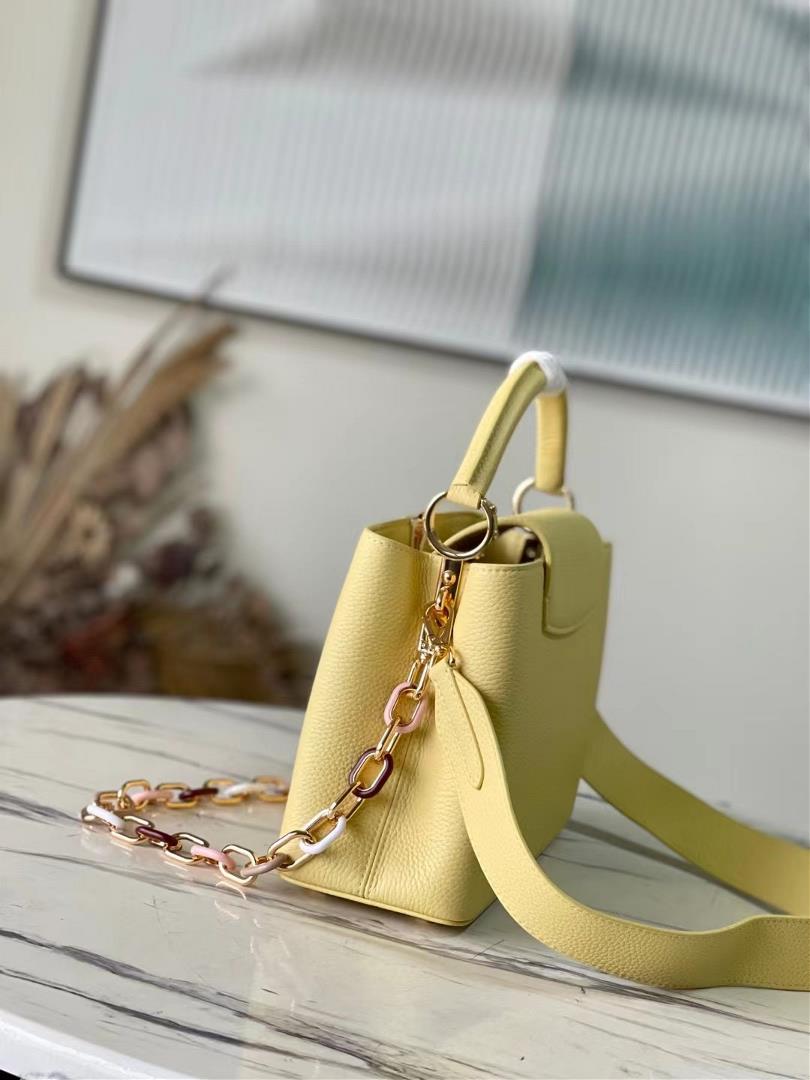 The toplevel original M21798 yellow medium size Capuchines medium size handbag is made of Taur