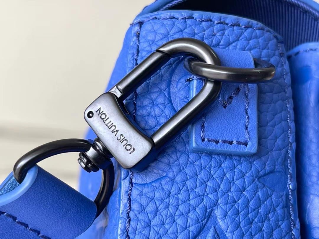 The M82568 blue SLock Vertical mini handbag features an iconic SLock buckle inspired by G