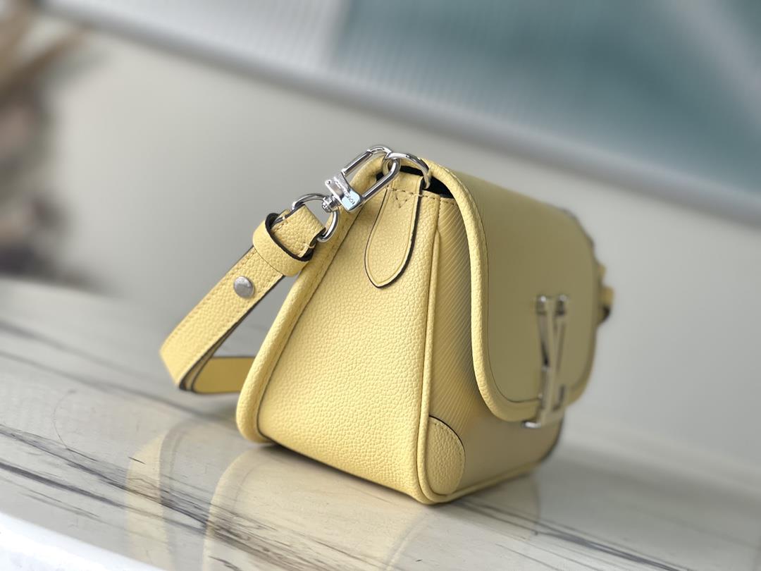 M59386 Chicken YellowM22618 light colored Epi leather brings summer vitality to this Buci