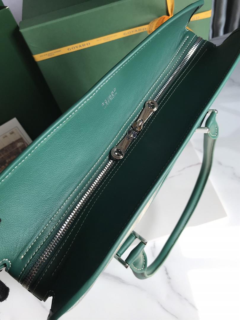 The Bourgogne vertical Briefcase reintroduces the classic works of the 1960s not only drawing 