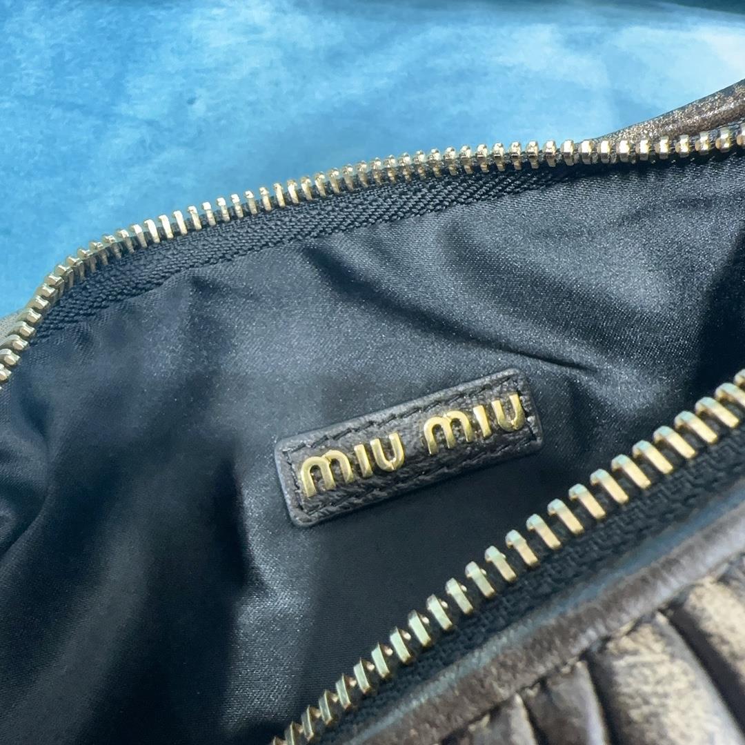 M family 5BC125 MiuMius new MiuWander handbag is made with imported lamb skin classic brand ic