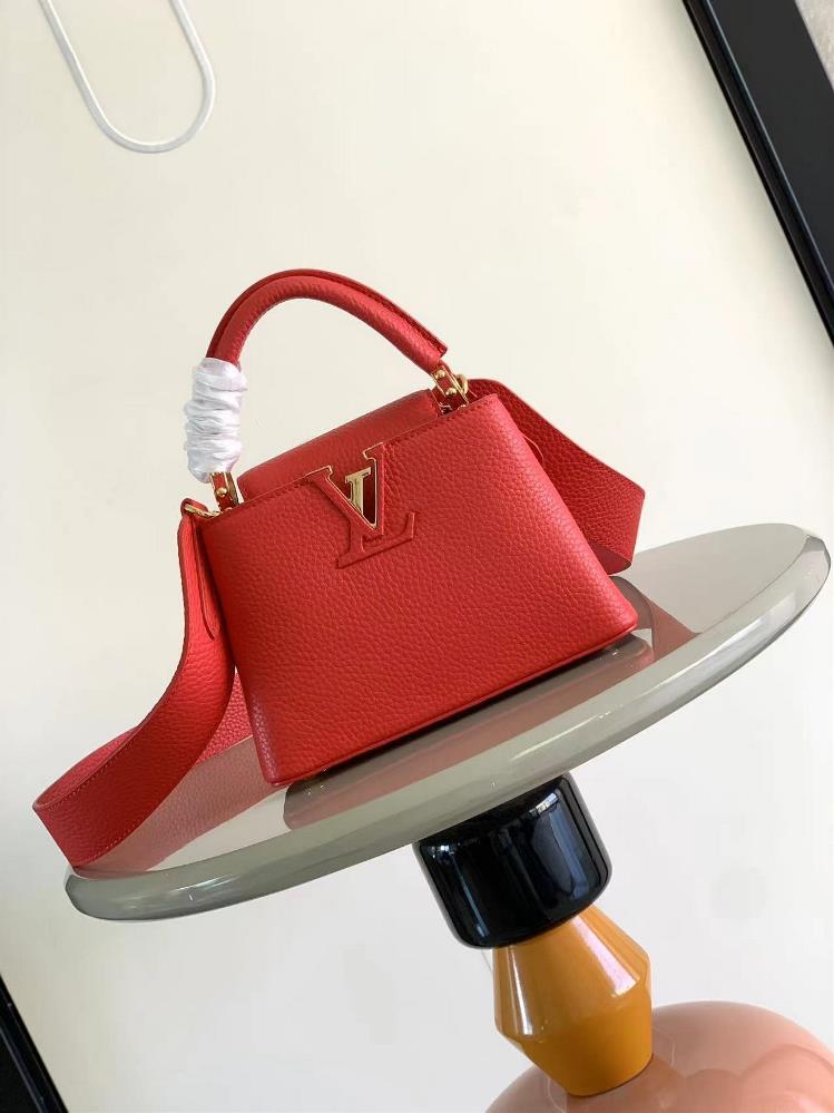 M57520 M57519 This Capucines mini handbag is made of Taurillon grain leather and features contrasting colors on the top handle and flap embellished w