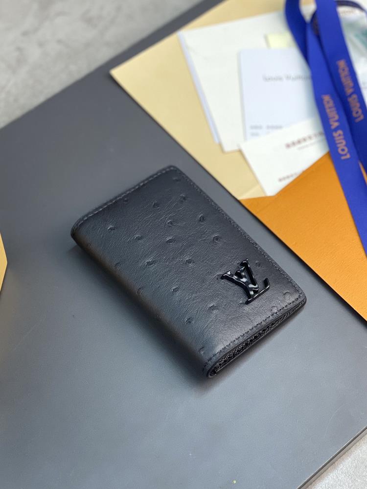 The N82507 black card case features a luxurious ostrich leather clip showcasing our profo