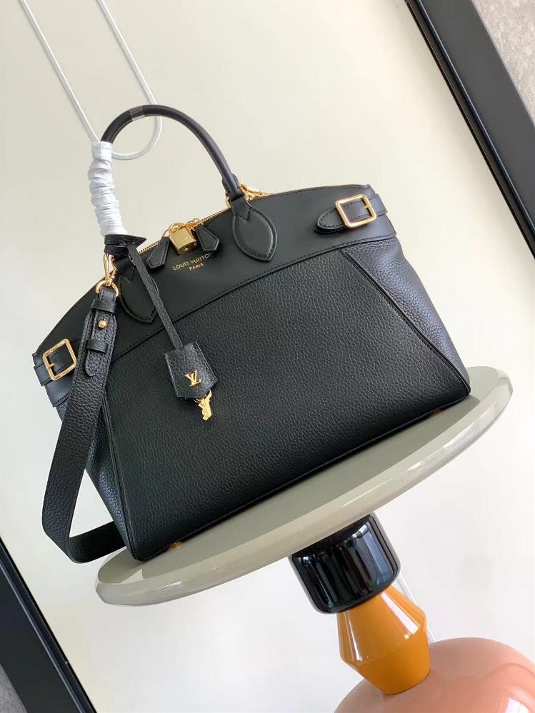 The M22914 M22927 Lock It MM bag is made of exquisite grain Taurillon leather and smooth calf leather paired with golden decorative buckles and hardw