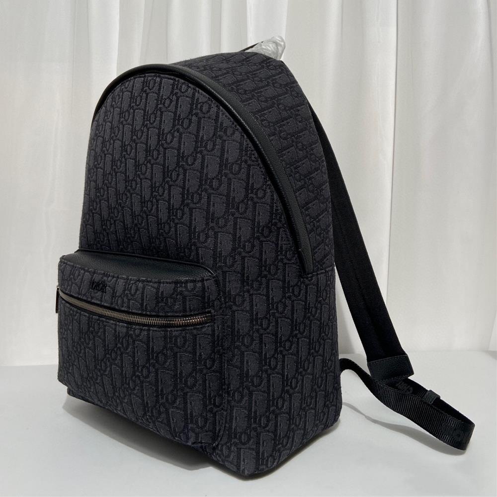 DIOR Oblique BackpackThis is a DIOR Oblique backpack that can be used as a couples outf