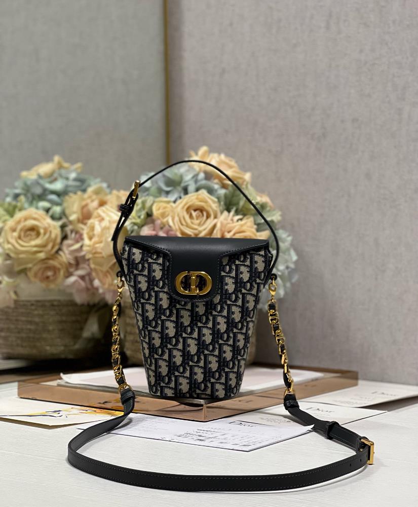 Dior 30 MONTAIGNE Mini Chain Bucket Bag Blue DThis 30 Montaigne mini chain bucket bag is a new addition to the early spring 2024 collection exquisite