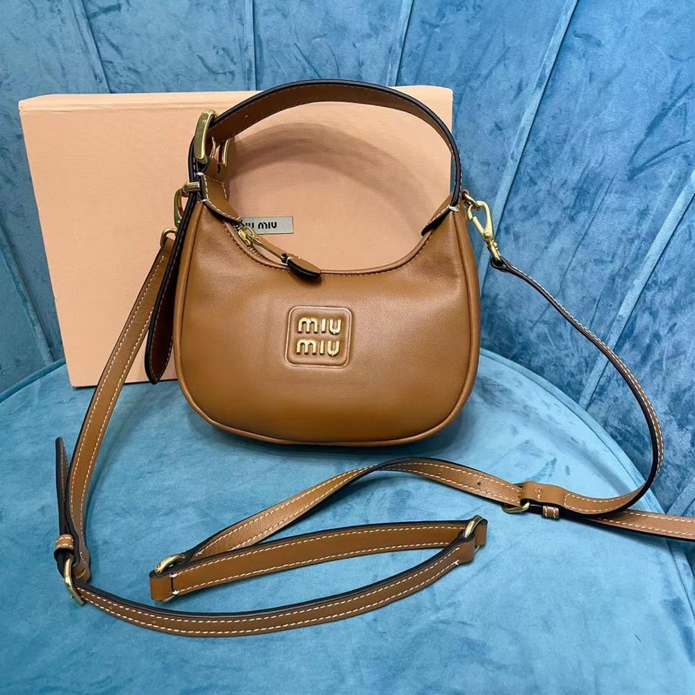 M family 5BP084 Miu familys showy hobo bag mainly promoted on the official website is definitely a popular style this year It is made of topnotc