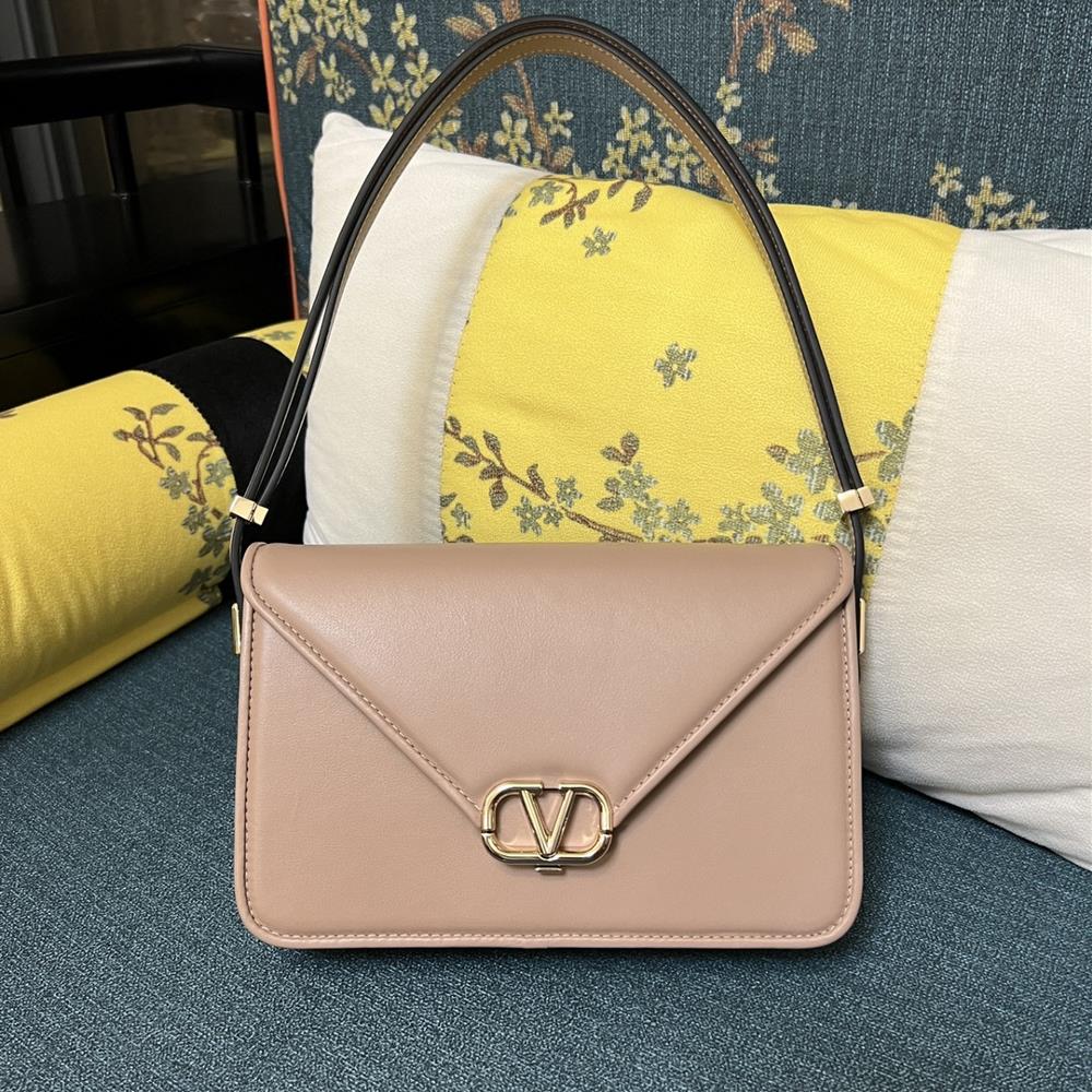 Model 1050L LargeGARAVANI LETTER large calf leather handbag with VLOGO SIGNATURE snap closure Thanks to the adjustable shoulder strap design this ha