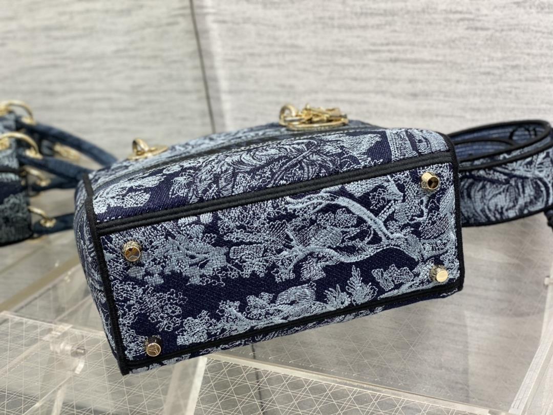 dior in stock Ladys latest denim blue tiger embroidery series is full of charm classic g