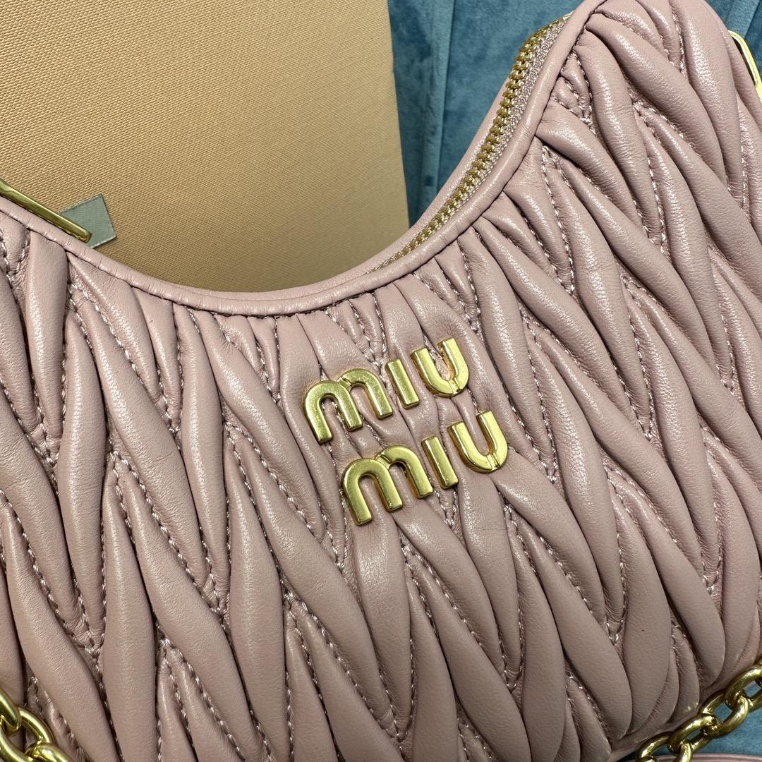 New Miumiu Pleated Chain Bag This brand new soft sheepskin shoulder bag features exquisite