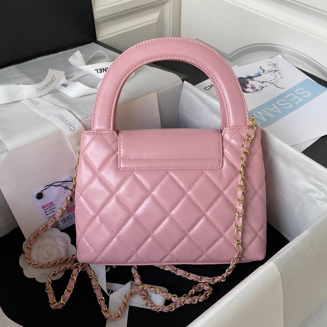 Chanels new bag is too beautiful Chanel 23 24 Autumn and Winter Show is full of camellias and 