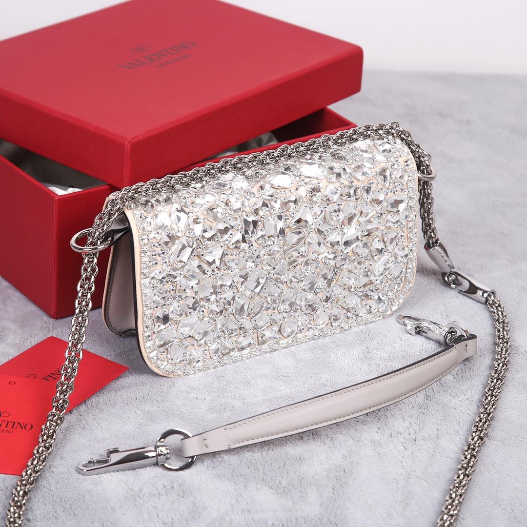 Crystal styleThe Valentino Garavani Mini Loc handbag is adorned with crystals and Vlogo Si