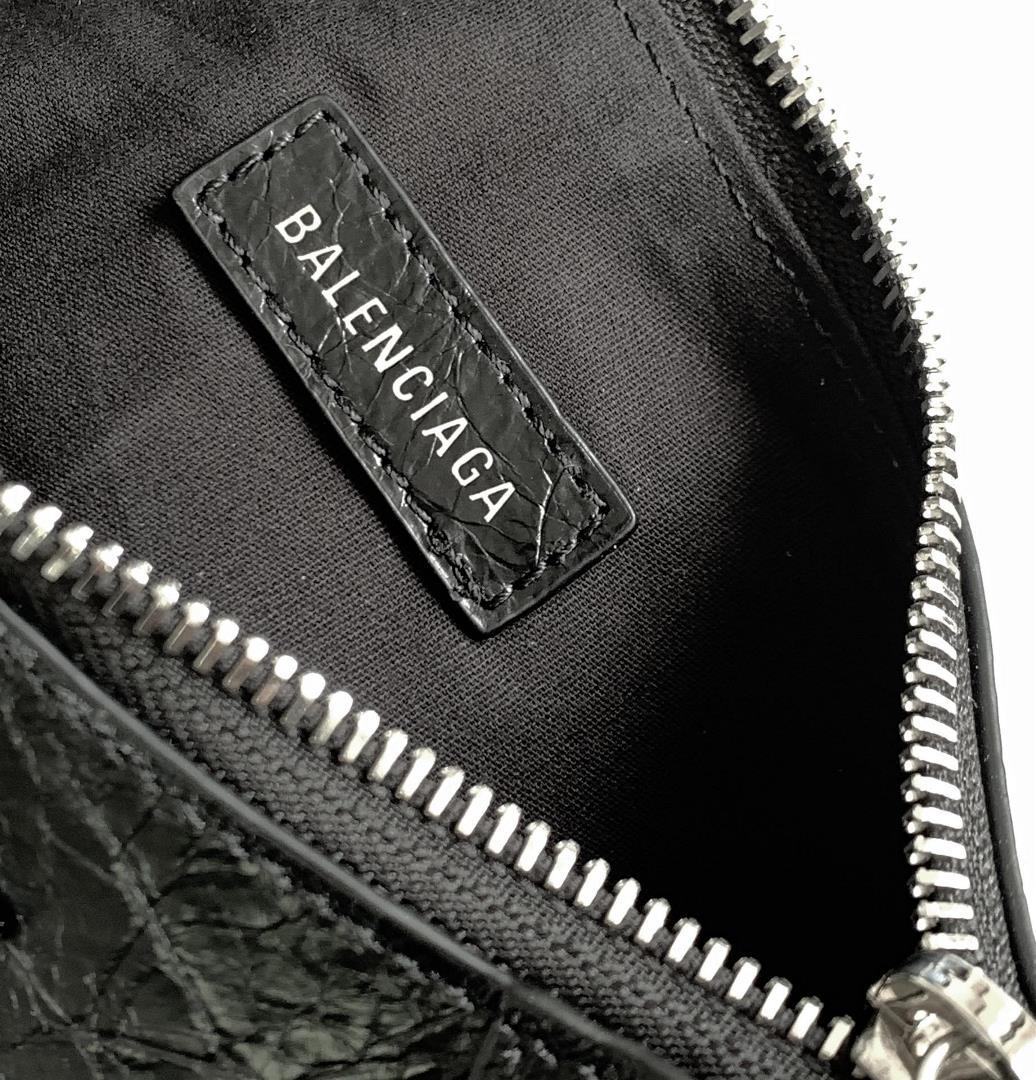 Balenciag Le Cagole Half Moon Underarm BagTo salute the classic motorcycle bag series the new 